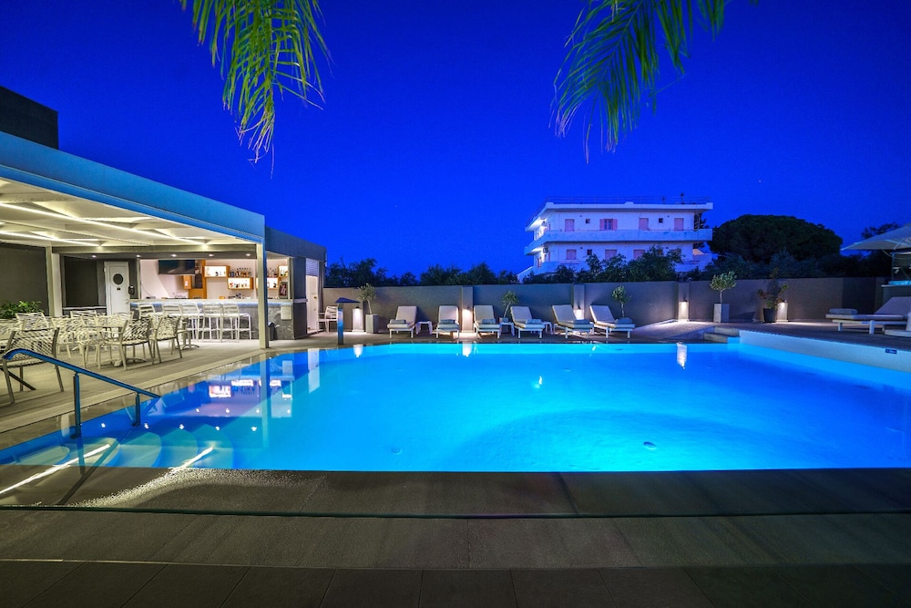Elysian Suites — Swimming pool in Hersonissos
