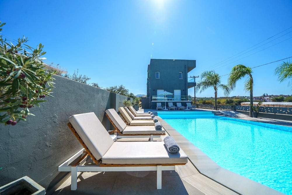 Elysian Suites — Swimming pool in Hersonissos