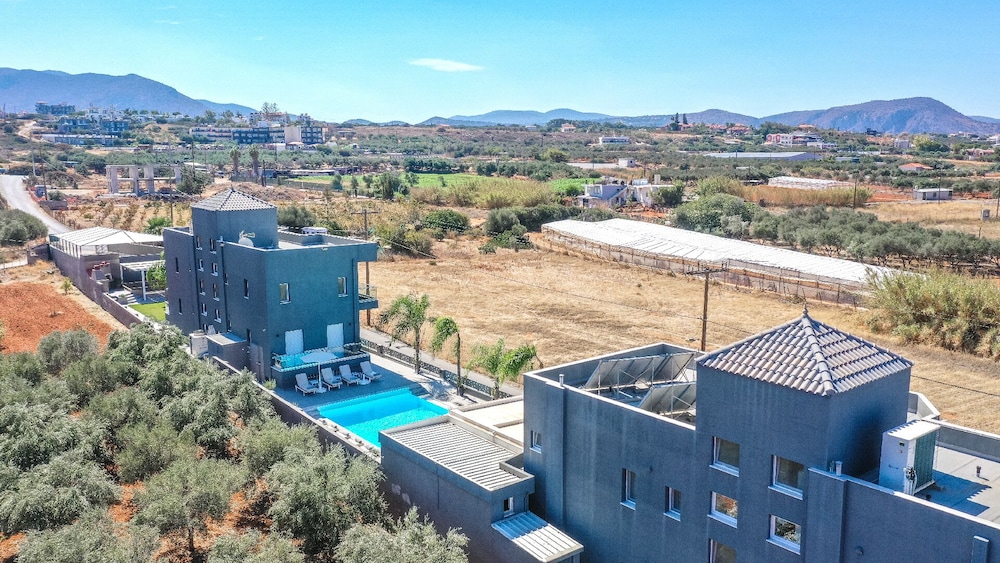 Elysian Suites — Swimming pool in Hersonissos