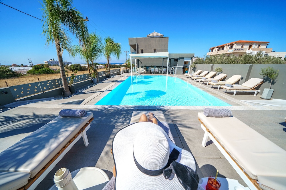 Elysian Suites — Swimming pool in Hersonissos