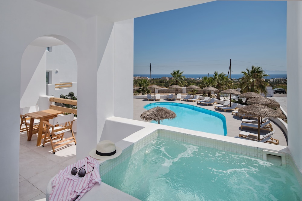 Casa Vitae Suites — Swimming pool in Kamari, South Aegean