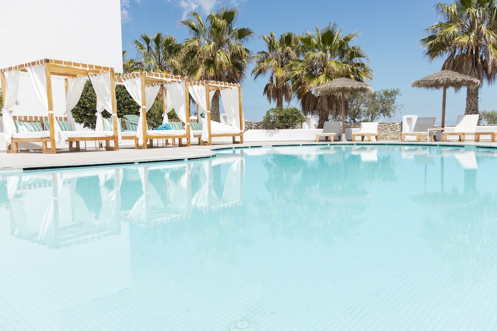 Casa Vitae Suites — Swimming pool in Kamari, South Aegean