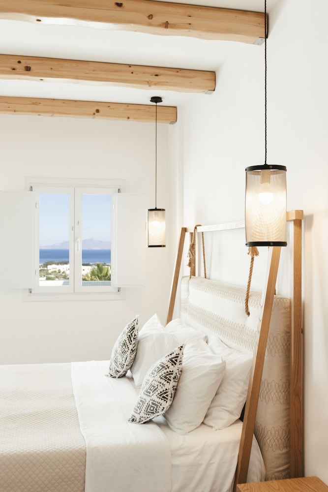 Casa Vitae Suites — Hotel rooms in Kamari, South Aegean