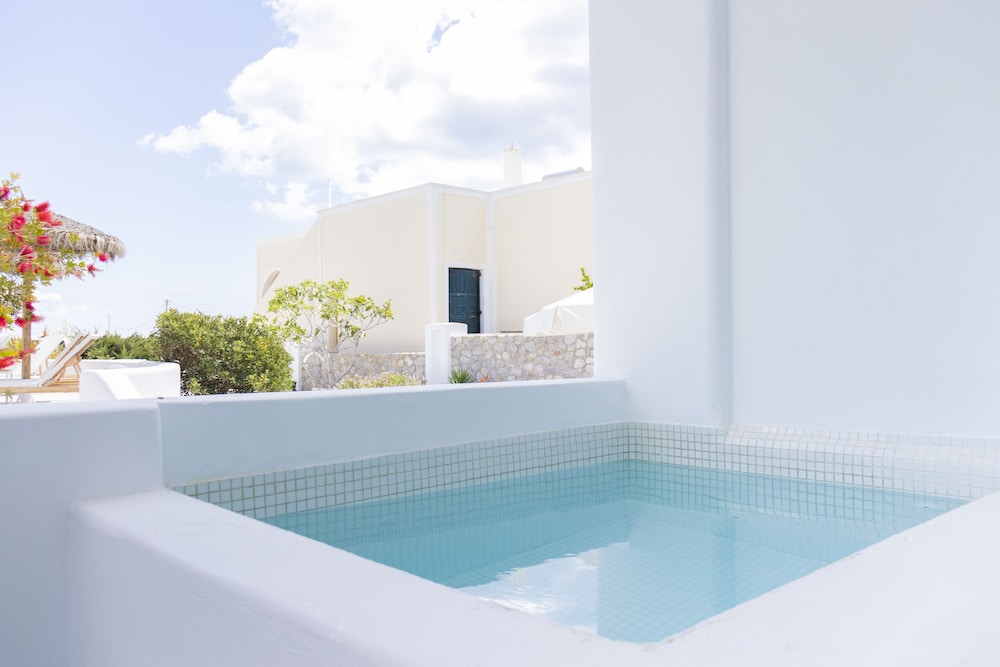 Casa Vitae Suites — Swimming pool in Kamari, South Aegean