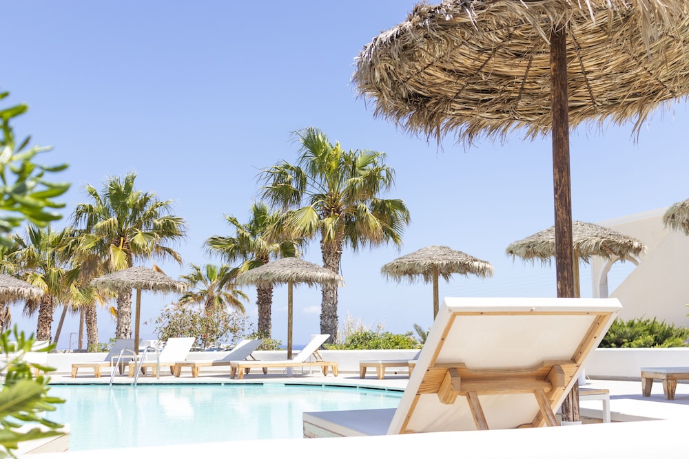 Casa Vitae Suites — Swimming pool in Kamari, South Aegean