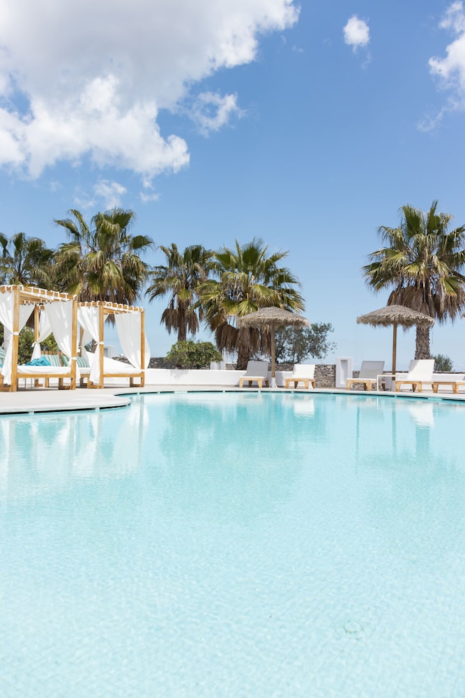 Casa Vitae Suites — Swimming pool in Kamari, South Aegean