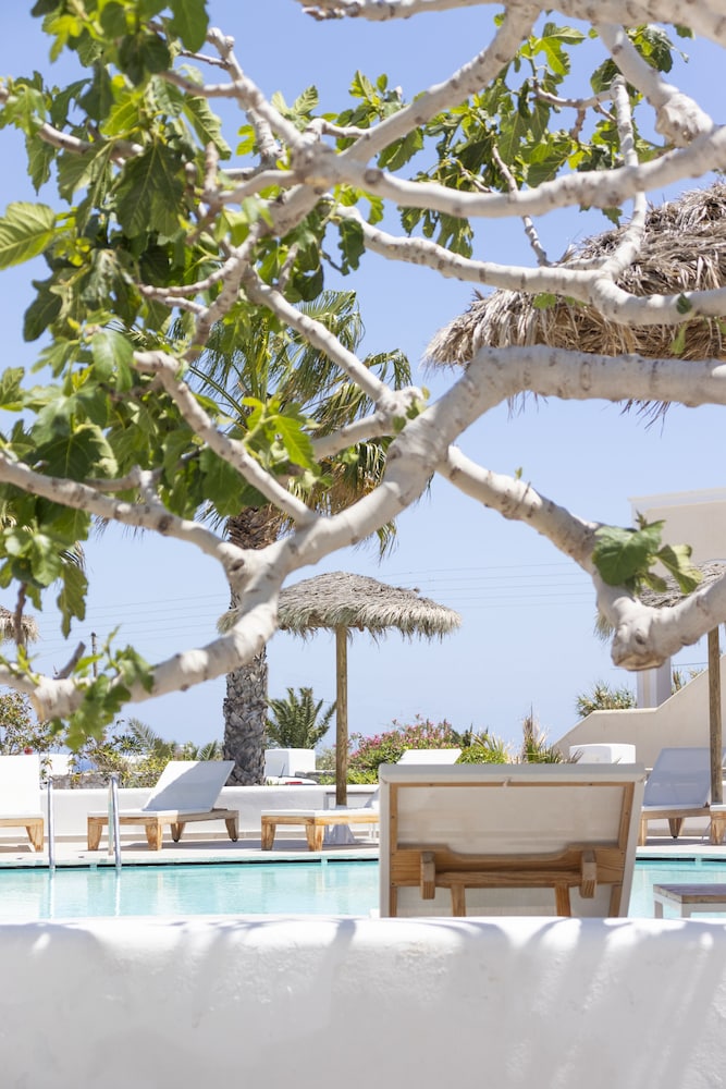 Casa Vitae Suites — Swimming pool in Kamari, South Aegean