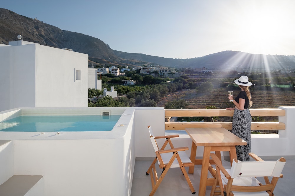 Casa Vitae Suites — Swimming pool in Kamari, South Aegean
