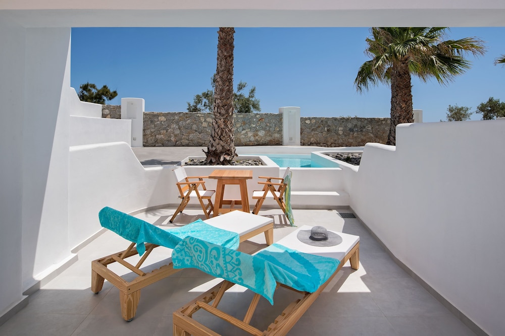 Casa Vitae Suites — Swimming pool in Kamari, South Aegean