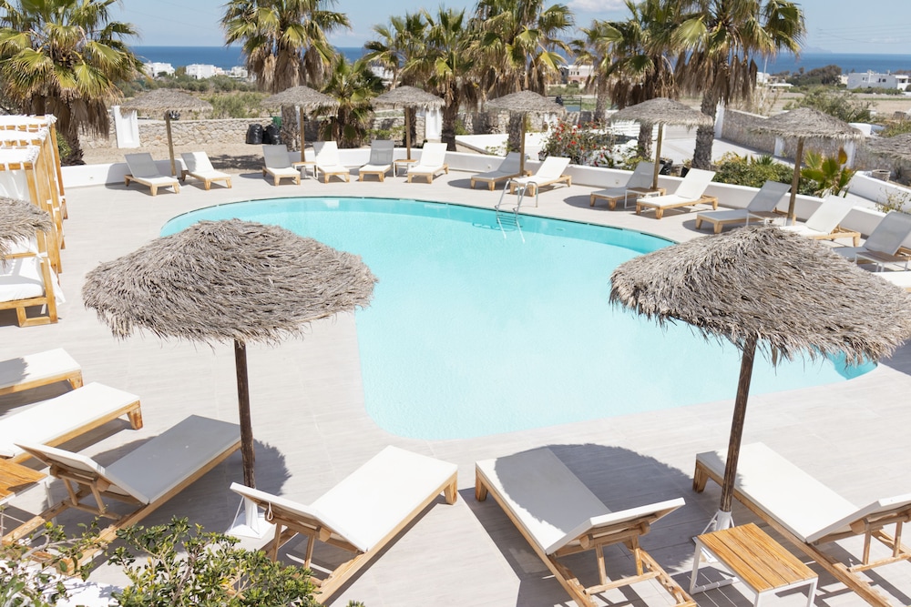 Casa Vitae Suites — Swimming pool in Kamari, South Aegean