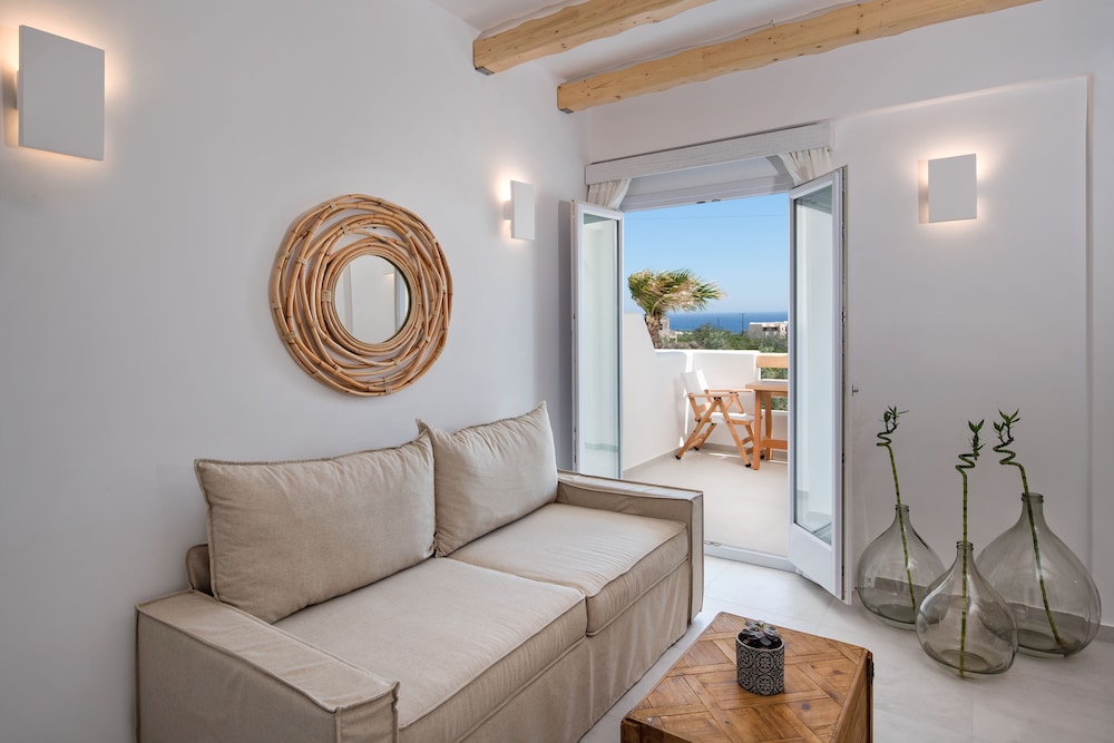 Casa Vitae Suites — Hotel rooms in Kamari, South Aegean