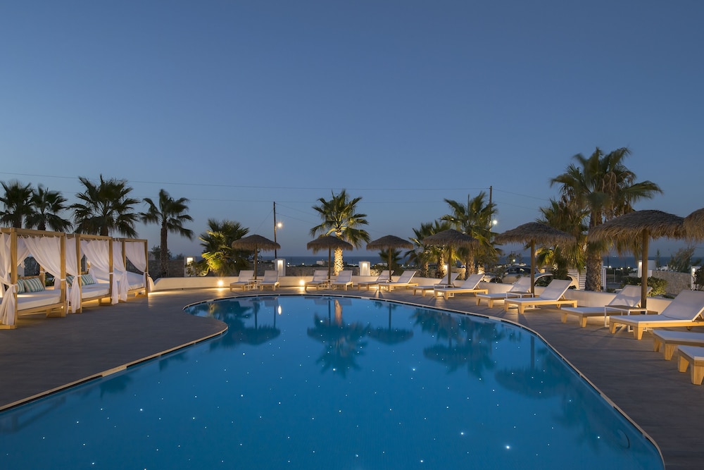 Casa Vitae Suites — Swimming pool in Kamari, South Aegean