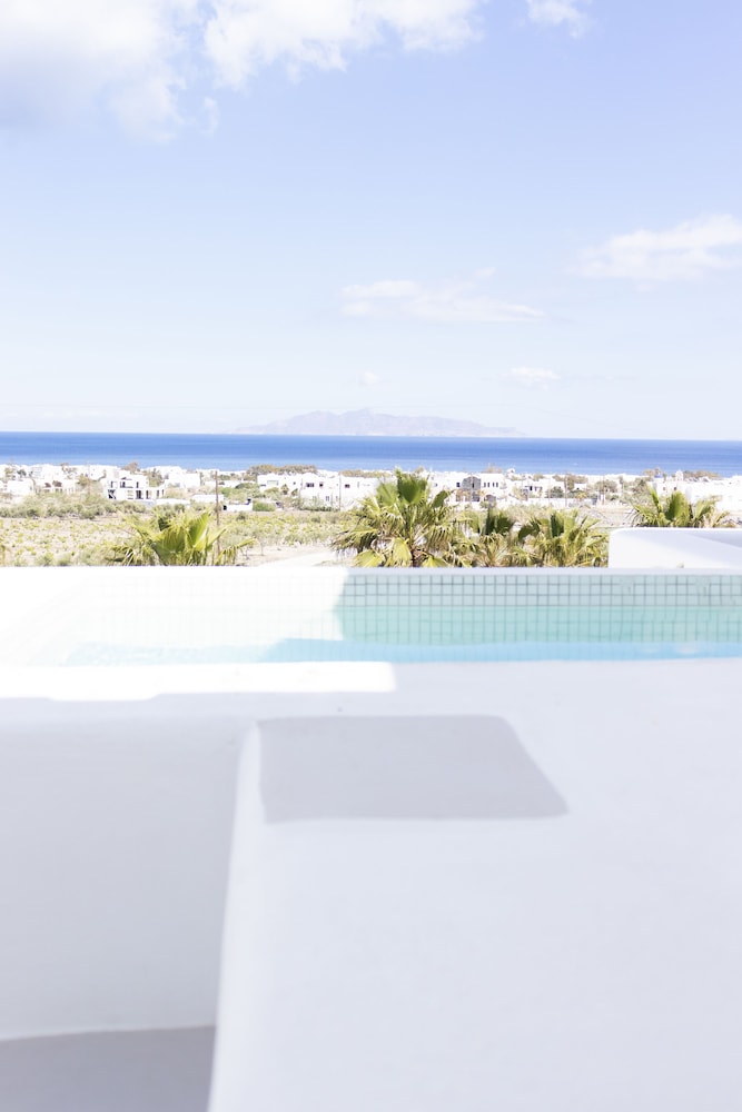 Casa Vitae Suites — Swimming pool in Kamari, South Aegean