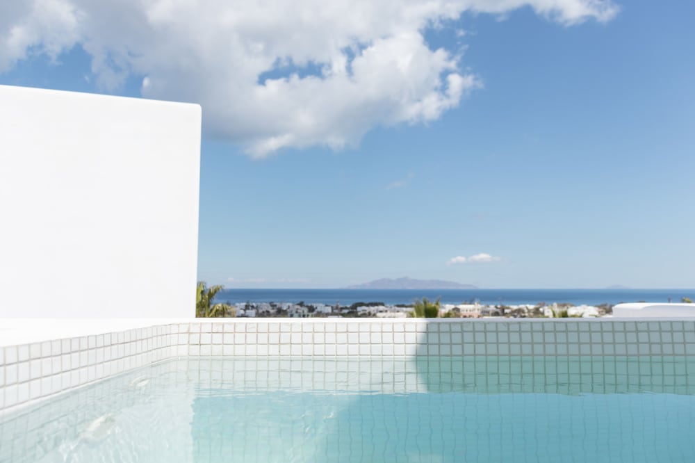 Casa Vitae Suites — Swimming pool in Kamari, South Aegean