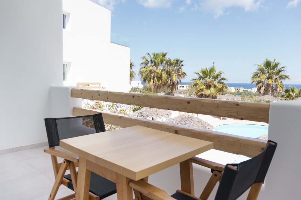 Casa Vitae Suites — Hotel building in Kamari, South Aegean