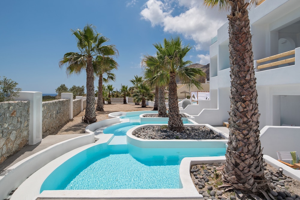 Casa Vitae Suites — Swimming pool in Kamari, South Aegean