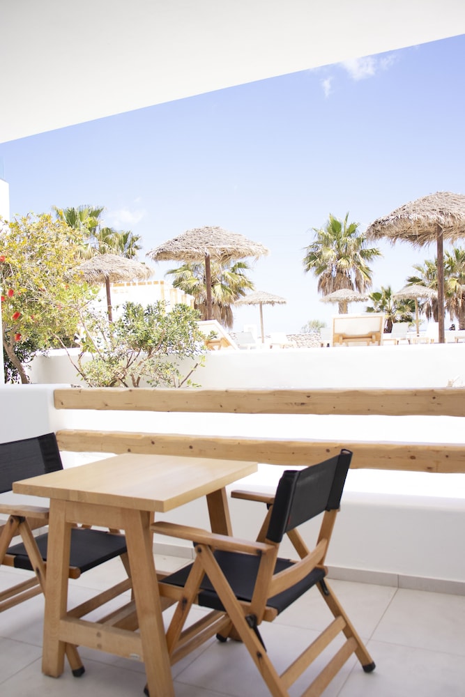 Casa Vitae Suites — Hotel building in Kamari, South Aegean