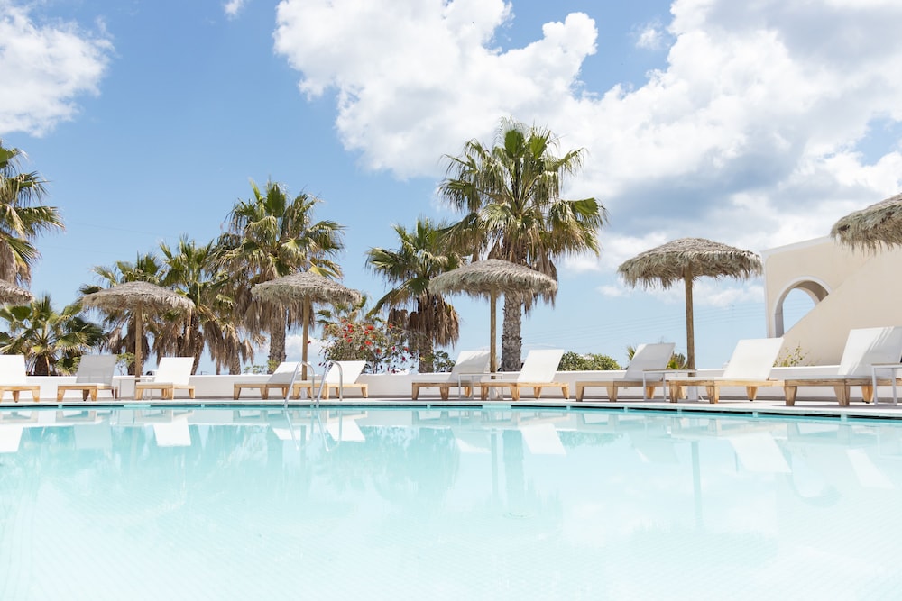 Casa Vitae Suites — Swimming pool in Kamari, South Aegean