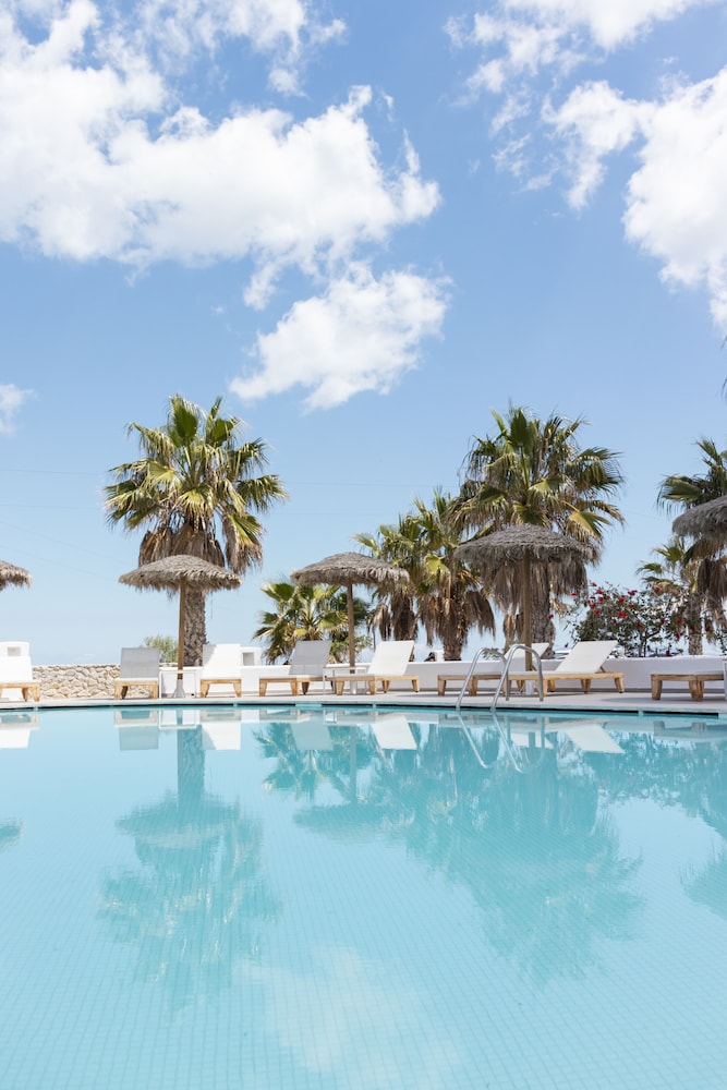 Casa Vitae Suites — Swimming pool in Kamari, South Aegean