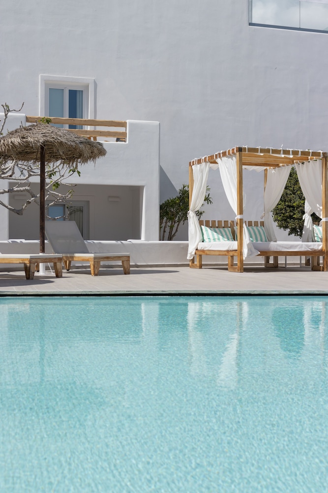 Casa Vitae Suites — Swimming pool in Kamari, South Aegean