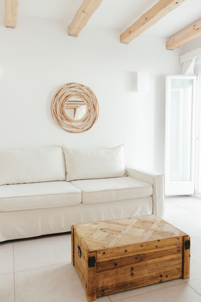 Casa Vitae Suites — Hotel rooms in Kamari, South Aegean