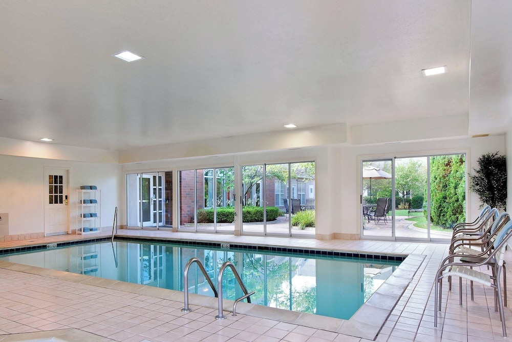 Residence Inn by Marriott Detroit Pontiac Auburn Hills — Swimming pool in Pontiac, Michigan