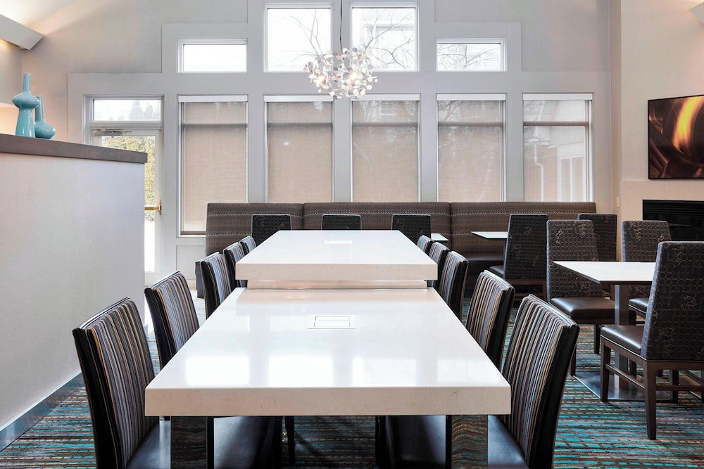 Residence Inn by Marriott Detroit Pontiac Auburn Hills — Restaurant & bars in Pontiac, Michigan