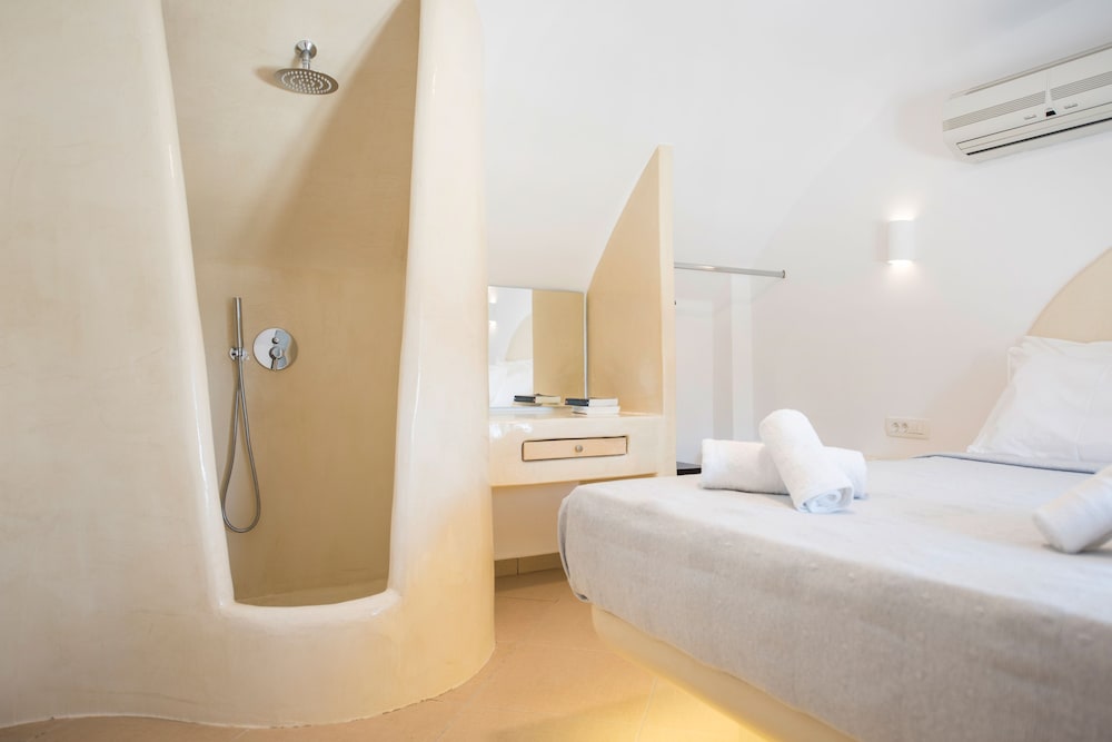 Secret Earth Santorini — Hotel rooms in Kamari, South Aegean