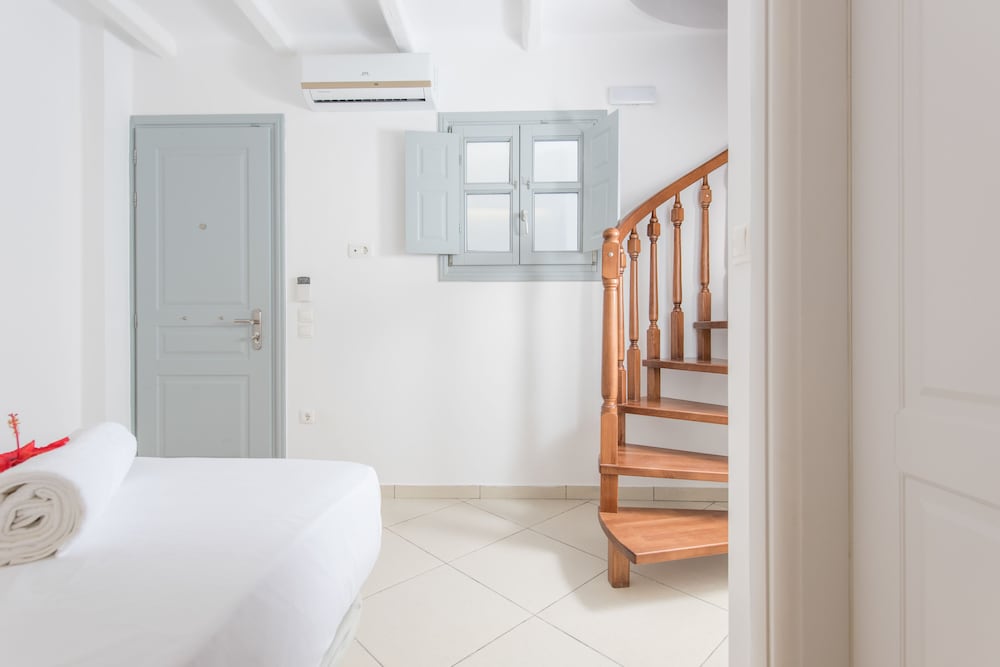 Secret Earth Santorini — Hotel rooms in Kamari, South Aegean