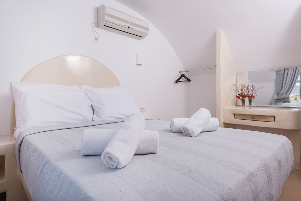 Secret Earth Santorini — Hotel rooms in Kamari, South Aegean