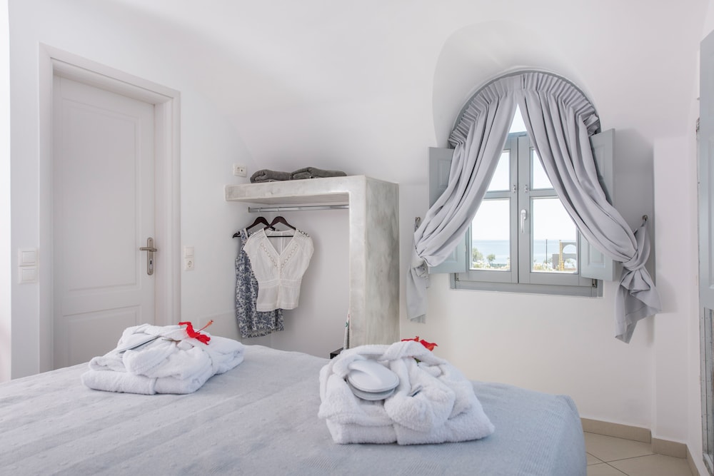 Secret Earth Santorini — Hotel rooms in Kamari, South Aegean