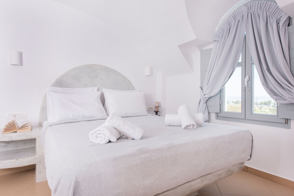 Secret Earth Santorini — Hotel rooms in Kamari, South Aegean