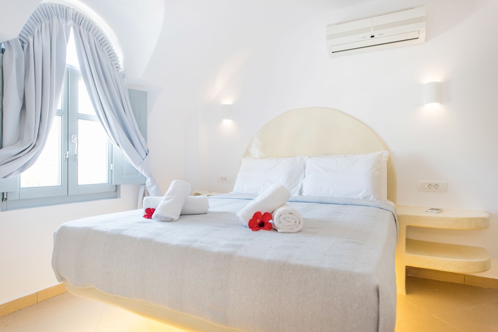 Secret Earth Santorini — Hotel rooms in Kamari, South Aegean