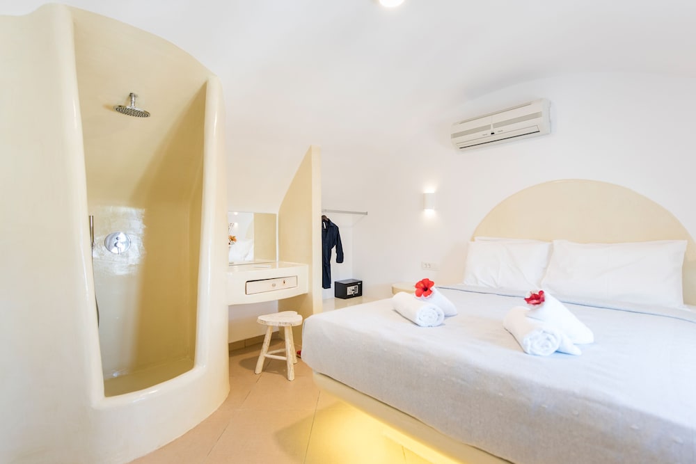 Secret Earth Santorini — Hotel rooms in Kamari, South Aegean