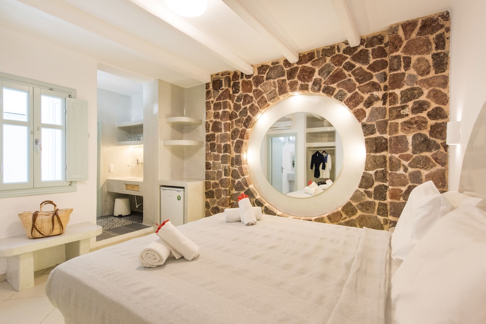 Secret Earth Santorini — Hotel rooms in Kamari, South Aegean