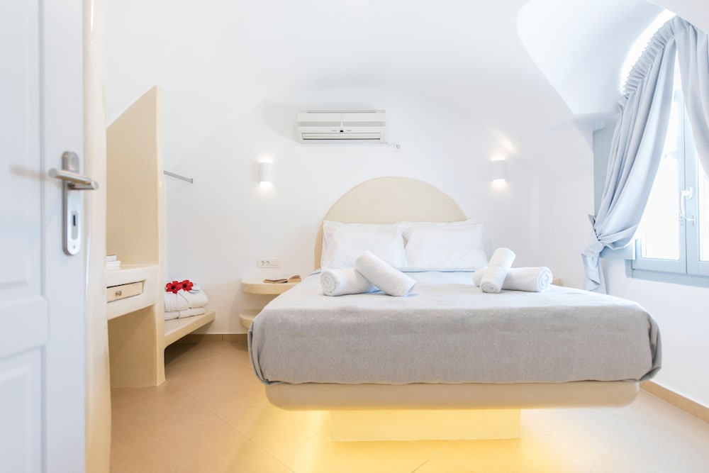 Secret Earth Santorini — Hotel rooms in Kamari, South Aegean