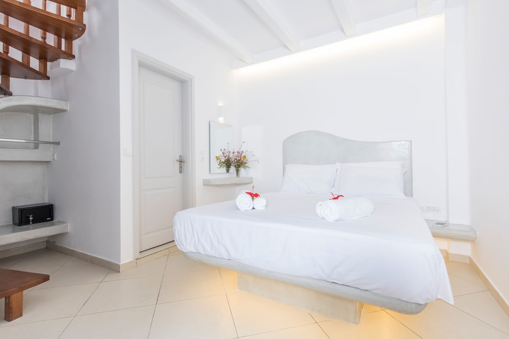 Secret Earth Santorini — Hotel rooms in Kamari, South Aegean