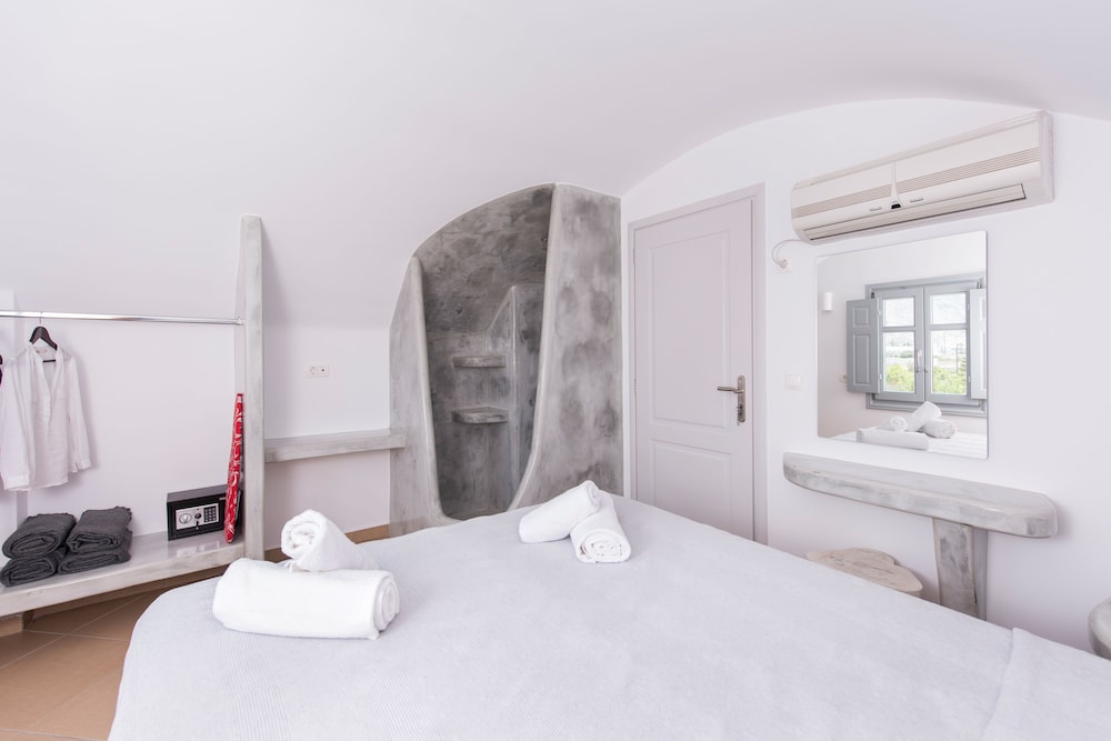 Secret Earth Santorini — Hotel rooms in Kamari, South Aegean