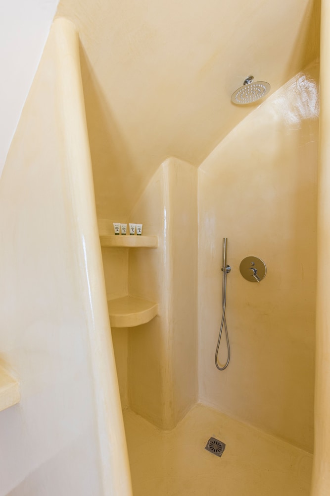 Secret Earth Santorini — Hotel rooms in Kamari, South Aegean