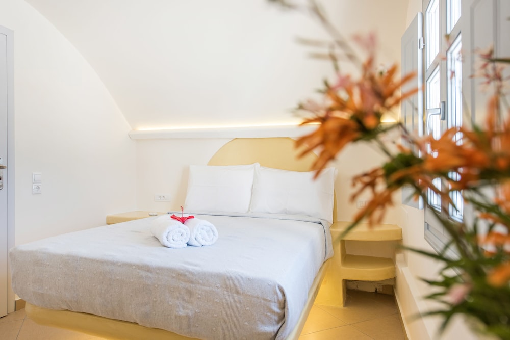 Secret Earth Santorini — Hotel rooms in Kamari, South Aegean