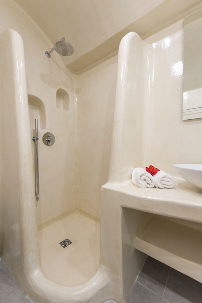 Secret Earth Santorini — Hotel rooms in Kamari, South Aegean