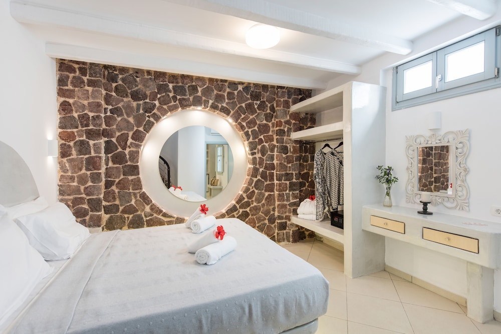 Secret Earth Santorini — Hotel rooms in Kamari, South Aegean