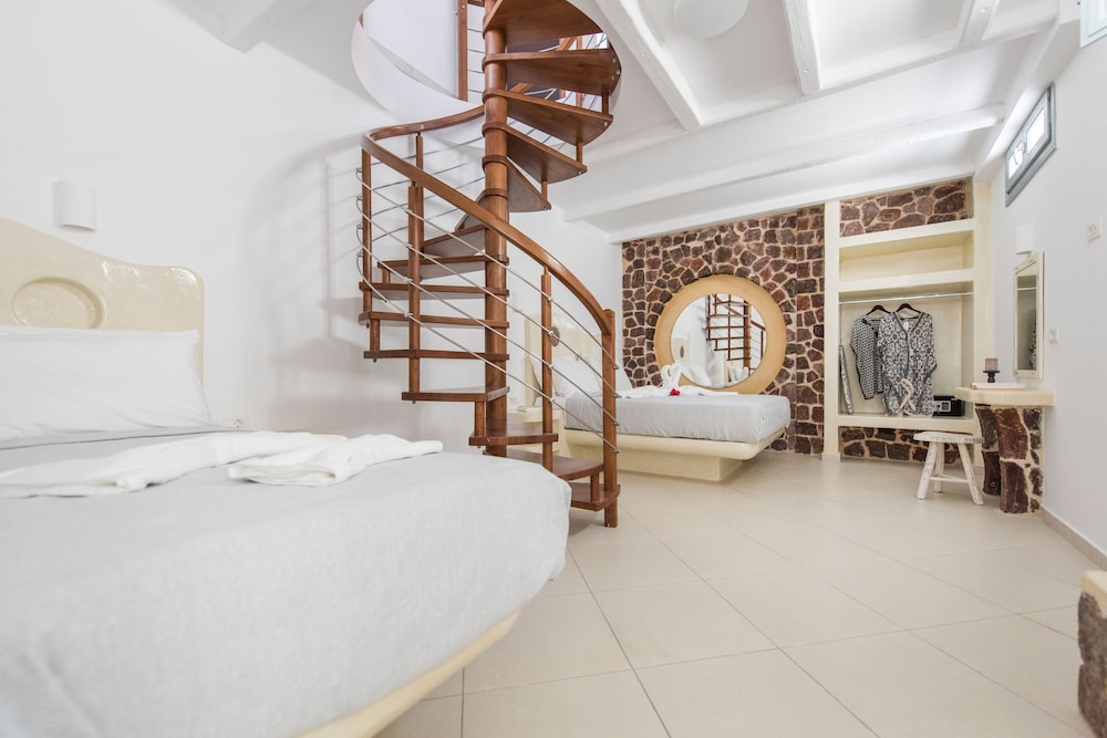 Secret Earth Santorini — Hotel rooms in Kamari, South Aegean