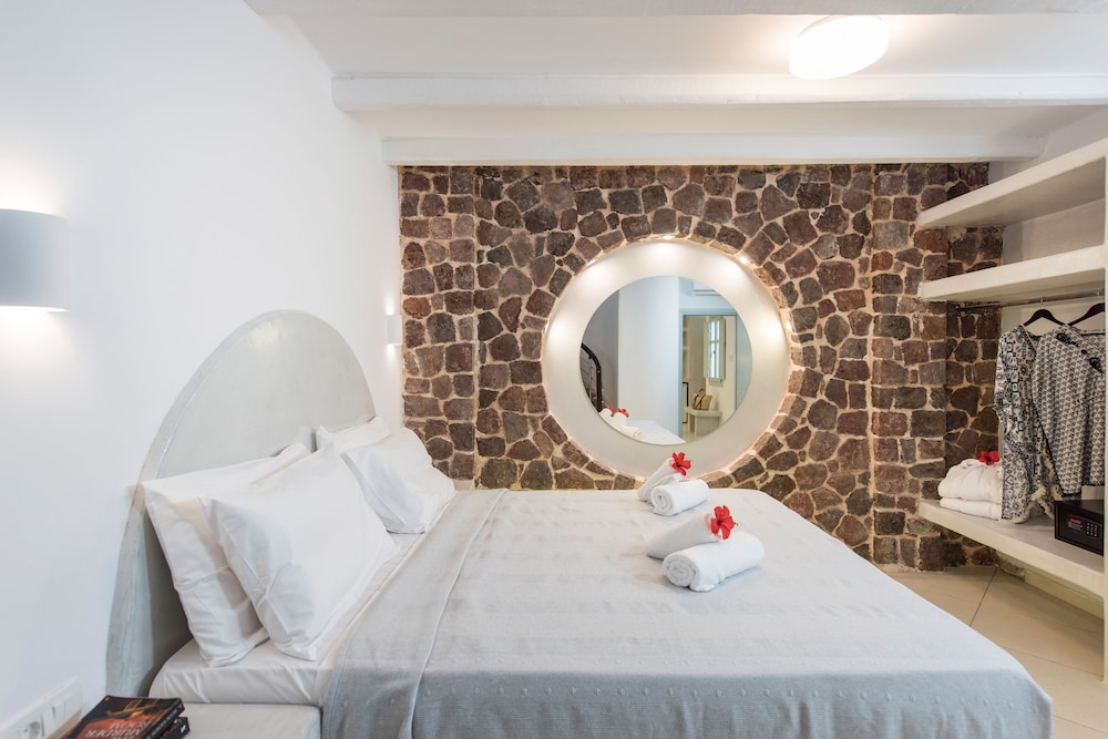 Secret Earth Santorini — Hotel rooms in Kamari, South Aegean