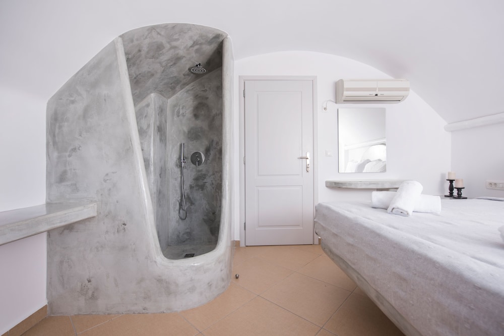 Secret Earth Santorini — Hotel rooms in Kamari, South Aegean