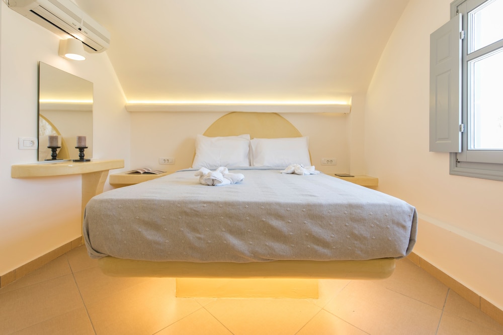 Secret Earth Santorini — Hotel rooms in Kamari, South Aegean