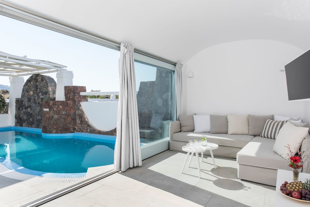 Secret Earth Santorini — Hotel rooms in Kamari, South Aegean