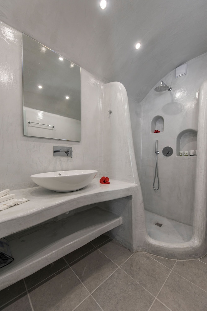 Secret Earth Santorini — Hotel rooms in Kamari, South Aegean