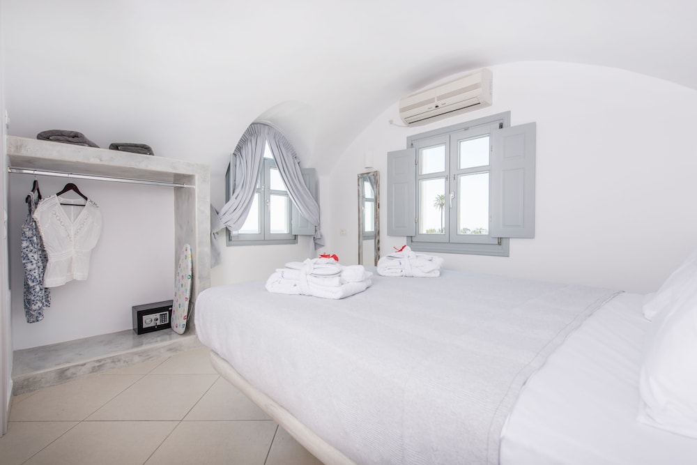 Secret Earth Santorini — Hotel rooms in Kamari, South Aegean