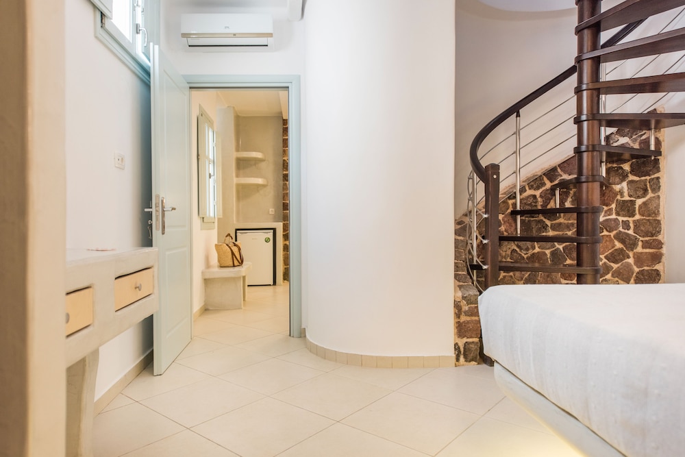 Secret Earth Santorini — Hotel rooms in Kamari, South Aegean